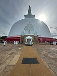 Mooie tempel met veel mensen aan het bidden!