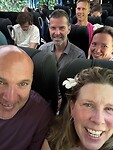 Het is gezellig in de bus