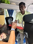 Onze busboy brengt zijn dagelijkse bloem