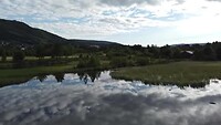 Dronevlucht boven het meer bij Geilo