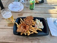 Cajun kip met friet en bier