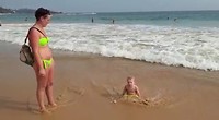 Even in de zee spelen