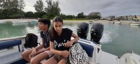 Vertrek vanaf het strand met de speedboot