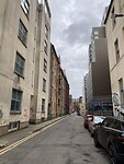 Het straatje waar ons appartementencomplex staat