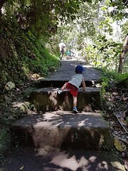 Flinke klim voor onze kleine man bij de munduk waterval