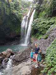 Lieke met de kids bij de alingaling waterval