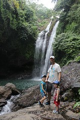 De jongens bij alingaling waterval