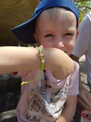 Lucas super blij met zijn armband