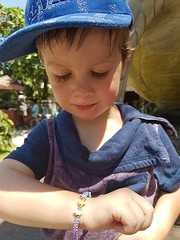 Toby met zijn armband voor onze schildpad