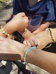 Allemaal een armbandje ter ere van onze