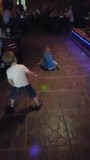 Lucas en Toby dansen er op los in Ubud