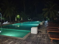 Het zwembad bij nacht