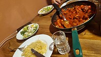 Moab: zelfgemaakte salad, spaghetti with meatballs