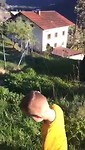 Spelen bij het kleine beekje