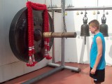 Andy stoot de gong