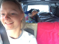 Half slapende Pia, terwijl ik ons naar de surf rijd.