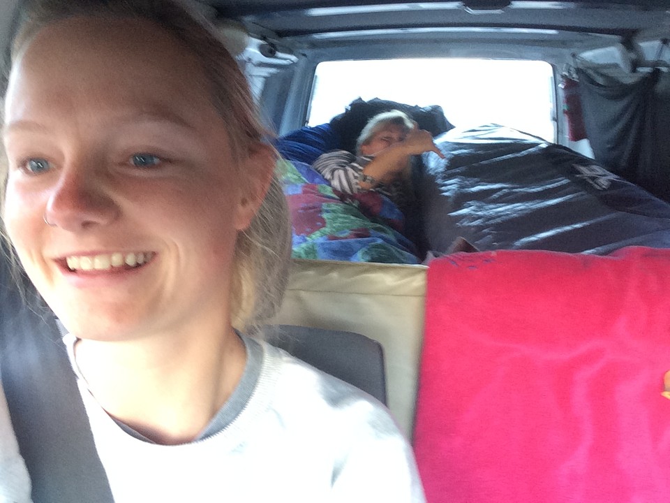 Half slapende Pia, terwijl ik ons naar de surf rijd.
