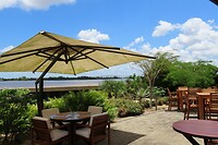 Terras van het Restaurant met zicht op Surinamerivier