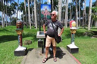 Johan voor een monument voor de Inheemse bevolking