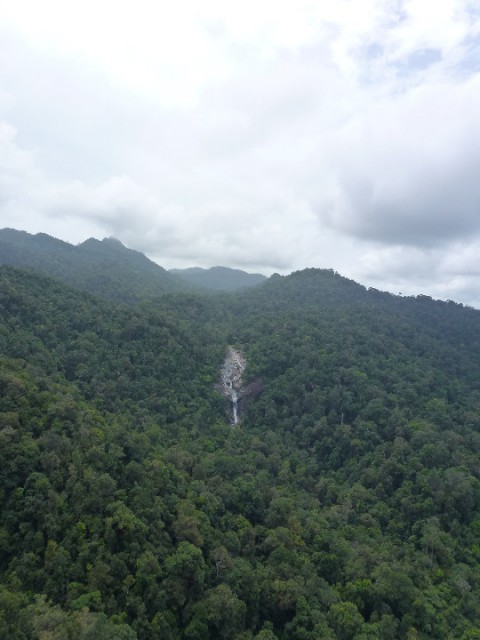 de waterval van ver