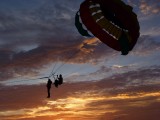 parasailing bij sunset