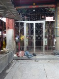 slapende man aan Goddess of Mercy Temple