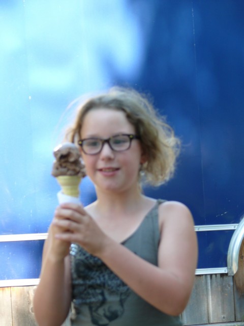 Lekker Genieten Van Een Ijsje Uiteraard Een Chocolade Ijsje Foto lekker-genieten-van-een-ijsje-uiteraard-een-chocolade-ijsje-foto