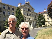 selfie bij het Old goverments building wat volledig van hout is.