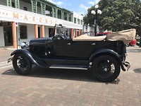 in de art decor stijl kun je diverse soorten auto’s een rondrit maken
