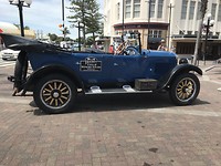 Auto uit de art decor tijd voor een rondrit door Napier