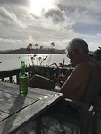 In het zonnetje op het terras