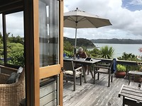Het terras van de cottage in Russell