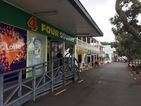 de slechte 4xfour supermarkt aan de haven