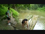 Jungletrekking Langogan naar 3 watervallen; eerst de rivier oversteken