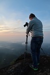 Fer zet zijn tripod op het uiterste puntje...