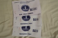 Toegangskaartjes voor de waterval, voor onszelf en voor de camera ;-)