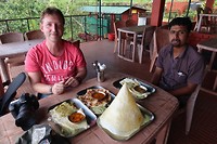 lunch met Sanesh. Let vooral op het rare piramidevormige broodje