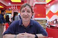 Na de Kalari show krijgen we allebei een Hindu-stip. Die van Fer ziet er wat bloederig uit