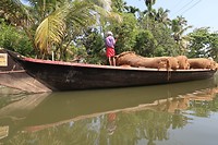 boot vol met kokosmatten, gewoon met de puntermethode gevaren
