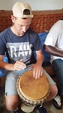 Ferdy speelt Djembé