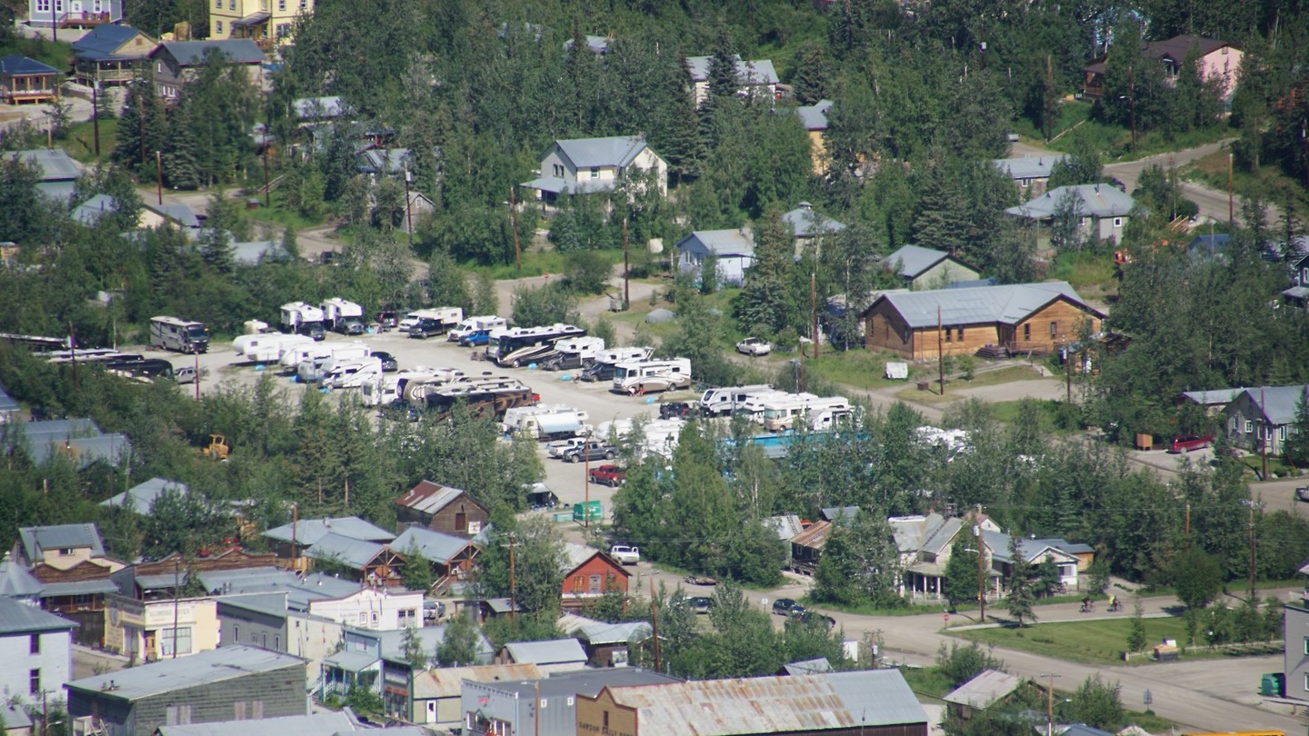 crowded_camp_ground_Goldrush_in_Dawson