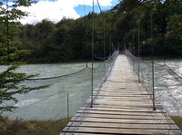 Mooie leuke brug over wildwaterrivier