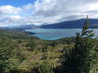 Een van de prachtig blauwe meren in het Parque Nacional Torres del Paine