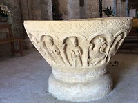 Prachtige doopvont in het oude Romaanse kerkje
