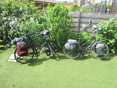 De fietsen met de bagage.