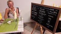 De uitleg van de schooljuffrouw in het restaurant