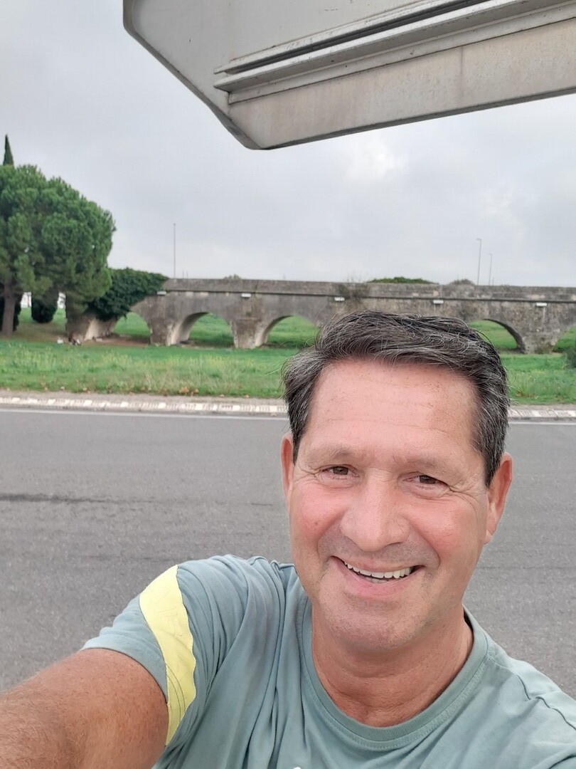 Aquaduct in Arles. Midden op een rotonde!