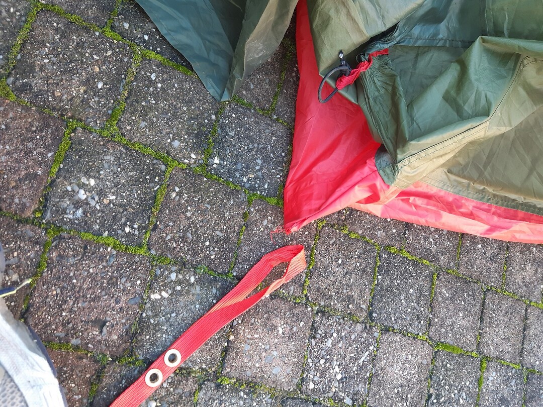 Kapotte lus van de tent