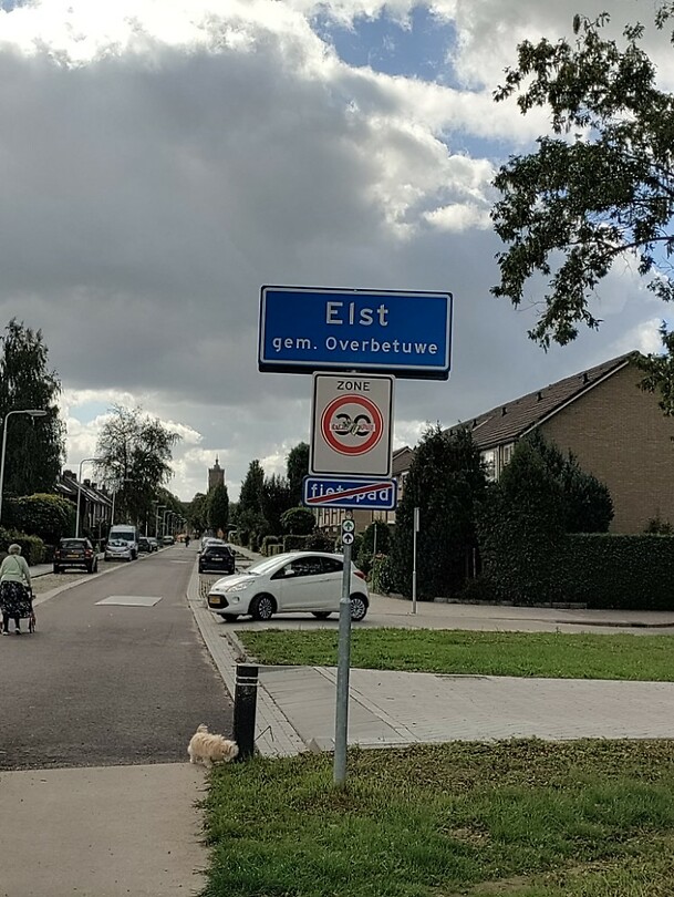 Entree van Elst met de Grote Kerk