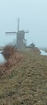 Molen bij Bleskensgraaf in de mist